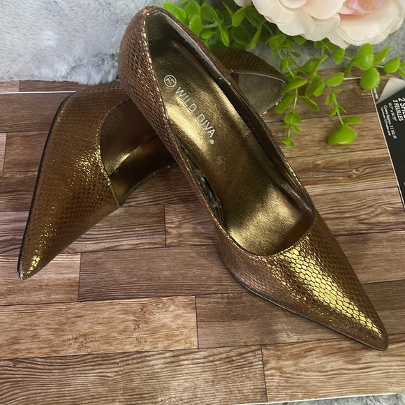 Wild Diva Bronze Textured Heels - Picture 5 of 9